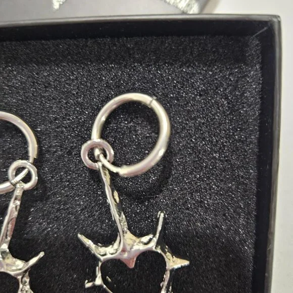 New GOTH SILVER HEART W ROSE BRIER THORNS DANGLE DROP EARRINGS  (NWOT) JEWELRY - Picture 3 of 4